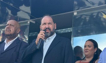 Prefeito Francis Correia, logo após o hasteamento das bandeiras, saúda a população, fala dos avanços da gestão e convida a todos para a sequência das atividades