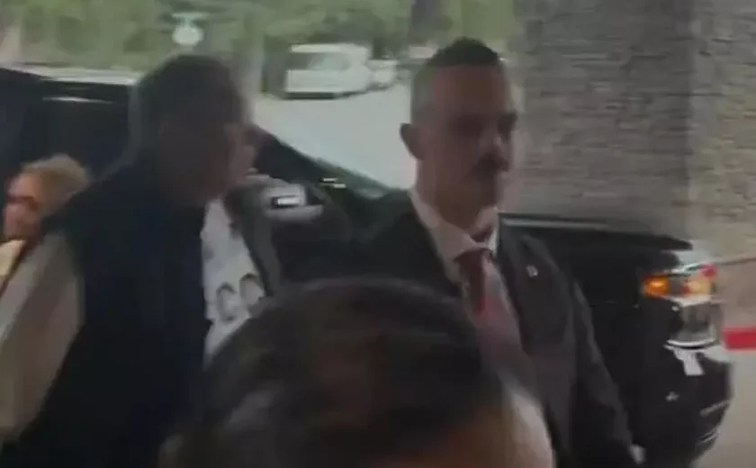 Lavrov chega no Alasca e aparenta usar camisa da União Soviética
