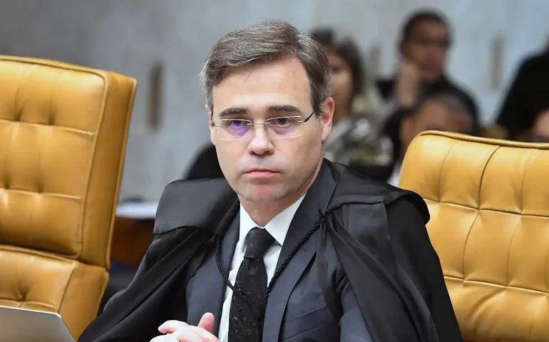 André Mendonça defende reavaliação de isenção a agrotóxicos e STF suspende julgamento