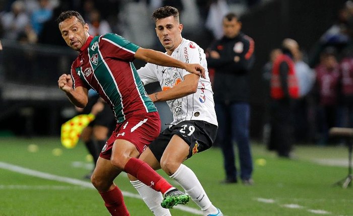 Nenê e Danilo Avelar disputando bola durante partida