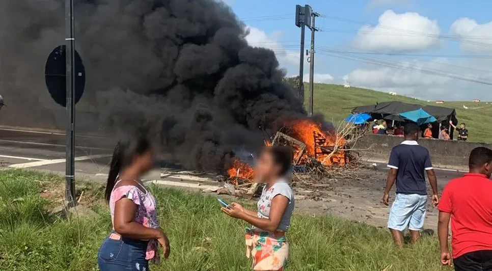 Moradores queimam pneus e fecham trecho da BR-101 em Sergipe