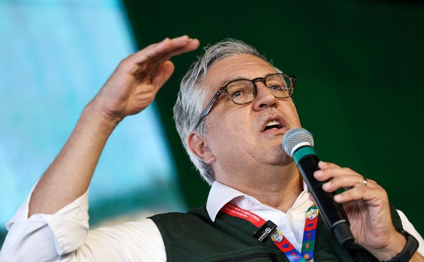 Padilha diz ser 'ato covarde' cancelamento de vistos da filha e esposa