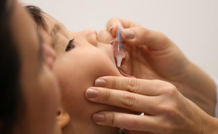 Brasília - Crianças e adolescentes são vacinados em Brasília, durante Campanha Nacional de Multivacinação (Crédito: Marcelo Camargo/Agência Brasil)