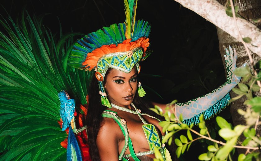 Rebecca, a Musa da Salgueiro, Desfila com Orgulho e Responsabilidade.