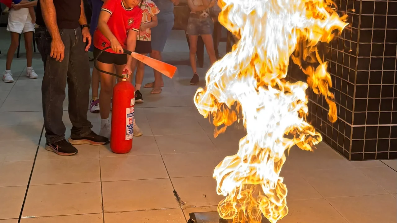 Treinamento ensina crianças a agir em situações de incêndio e transforma prevenção em aprendizado desde cedo