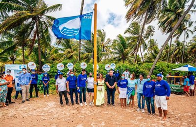 Certificação turística internacional Bandeira Azul é hasteada na praia de Patacho, em Porto de Pedras
