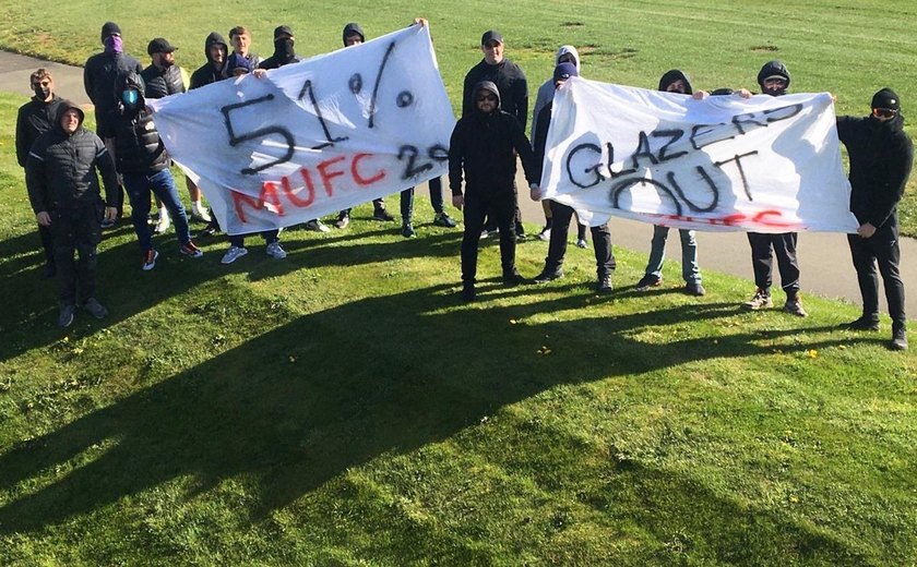 Torcedores do Manchester United invadem CT e protestam contra os donos do clube