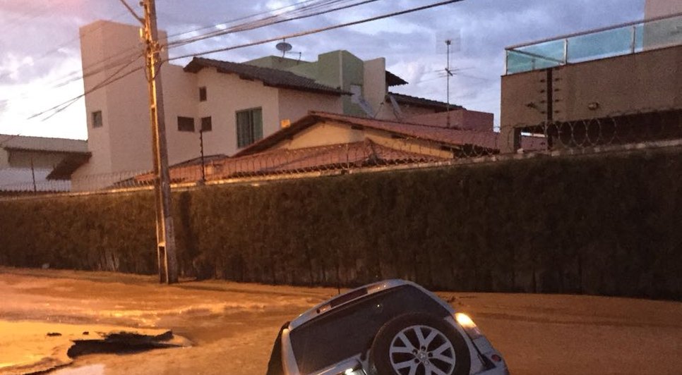 CARRO ENGOLIDO