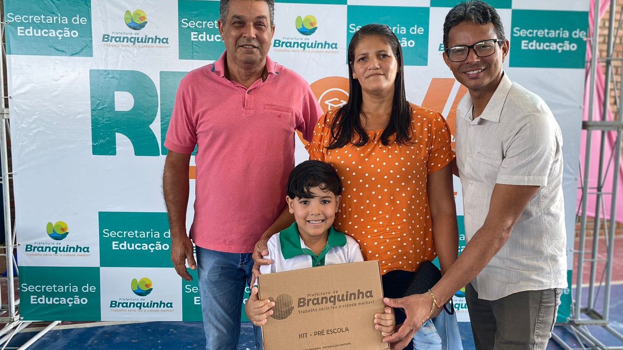 Prefeitura de Branquinha entrega mais de 3 mil kits escolares aos alunos e professores