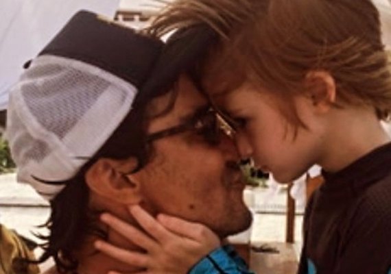 Danielle Winits homenageia André Gonçalves e diz ser 'mãe solo' de filho com Jônatas Faro