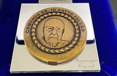 Uncisal entrega Comenda Ib Gatto em reconhecimento a serviços prestados à universidade 