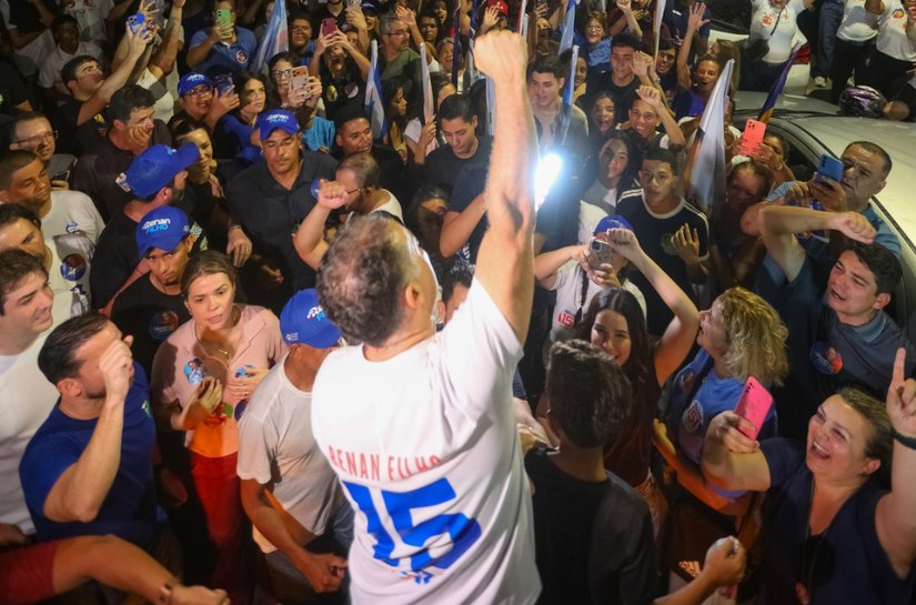 Renan Filho é recebido com festa por moradores do Canaã e do Ouro Preto
