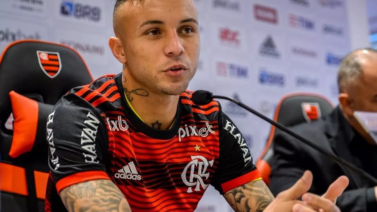 Everton veste camisa do Flamengo cheio de ambição: ‘Quero conquistas grandes’