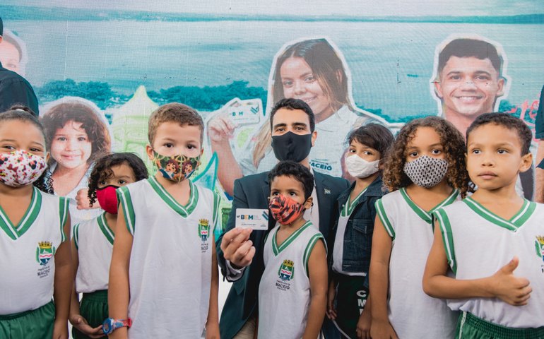 Prefeito JHC anuncia início do pagamento do Bolsa Escola Municipal de férias