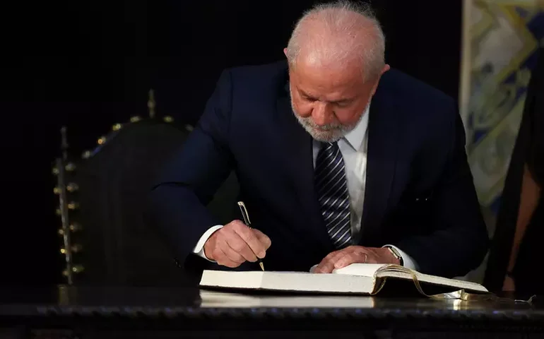 Em Portugal, Lula afirma que Brasil vai cumprir meta de zerar desmatamento até 2030