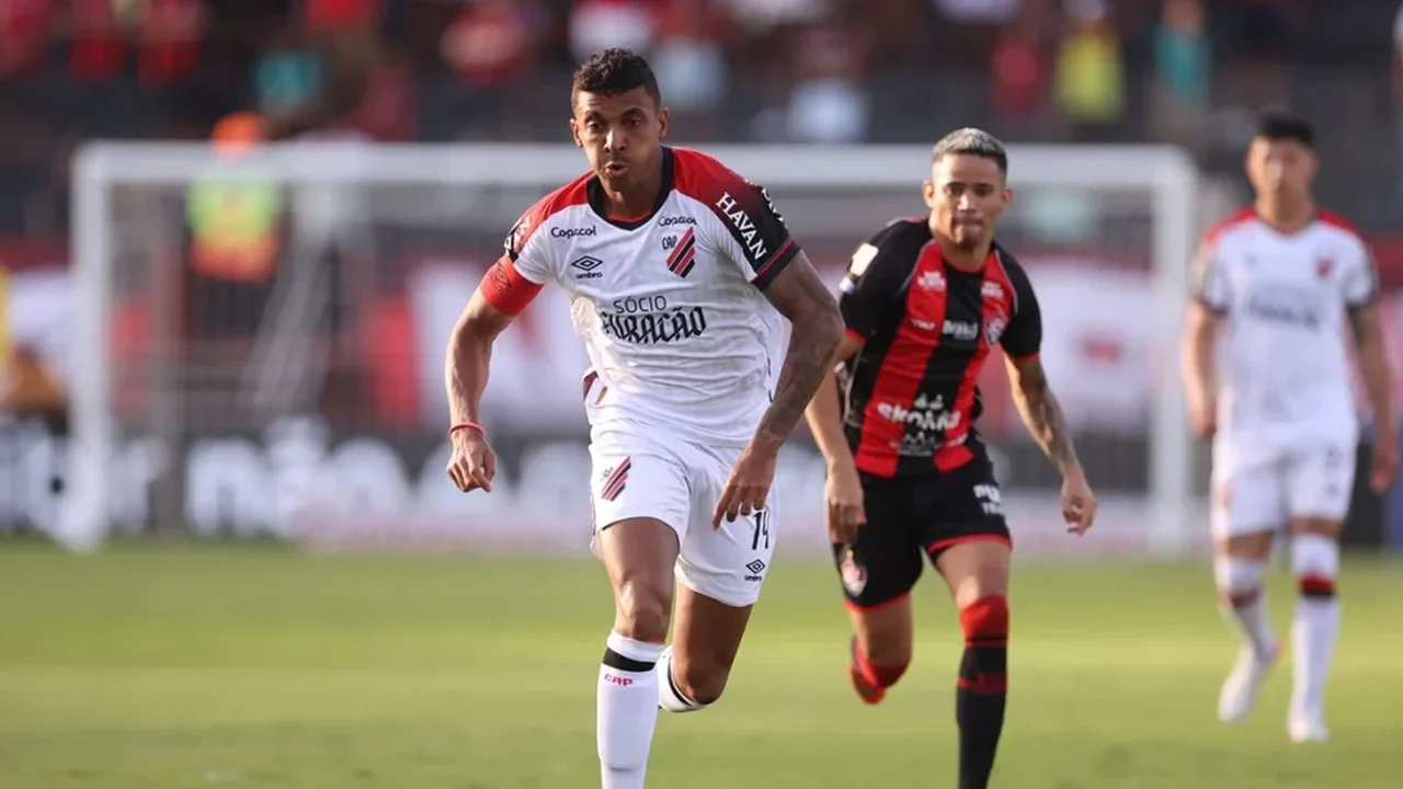 Vitória e Athletico-PR empatam no Barradão; Marinho é expulso
