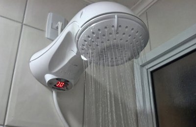 Veja como utilizar o chuveiro elétrico de forma segura e ainda economizar na conta de luz