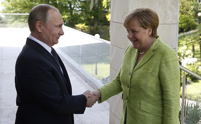 Putin e Merkel se reúnem em Sochi com Síria e Ucrânia em pauta