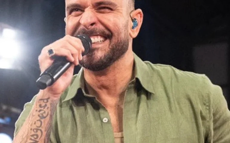 Diogo Nogueira homenageia Paolla Oliveira em apresentação emocionante