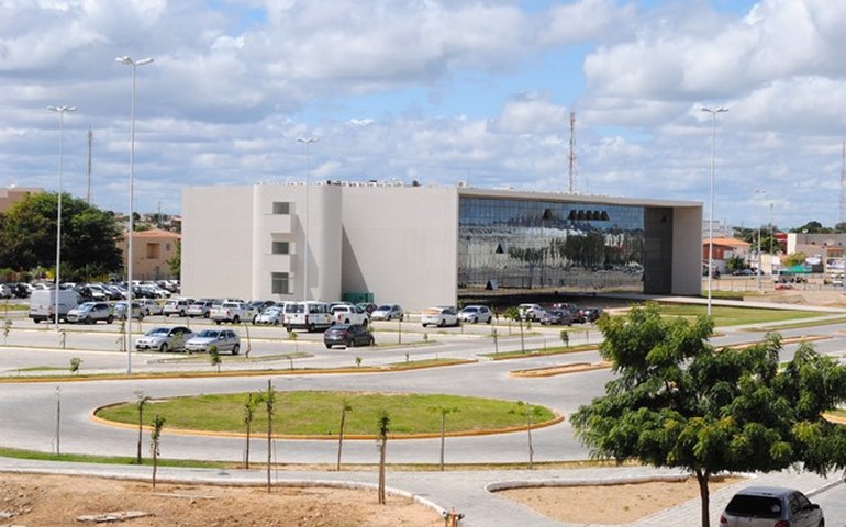 Projeto abre crédito extra para beneficiar estudantes universitários de baixa renda de Pernambuco