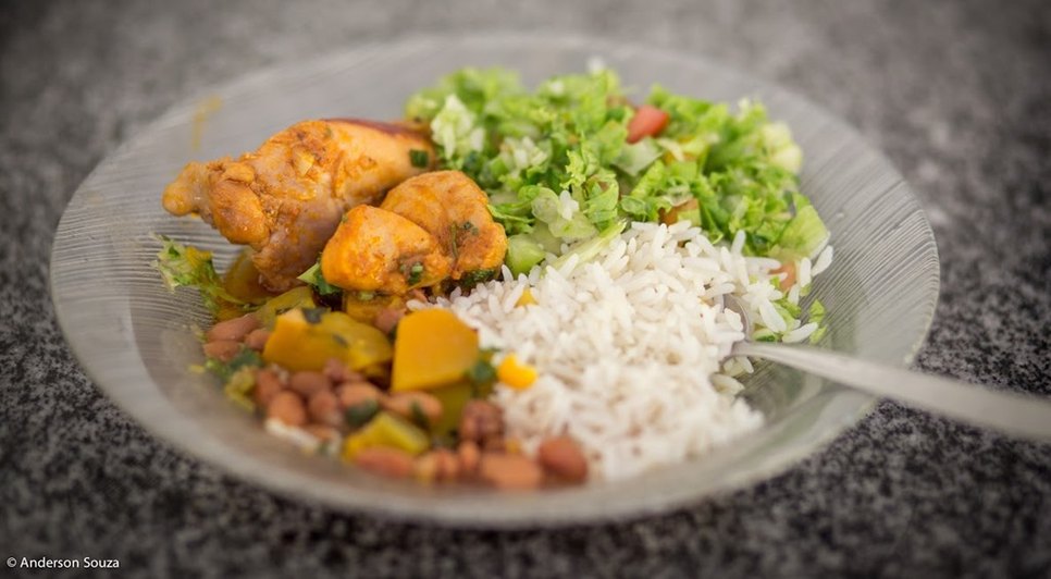 comida na mesa 