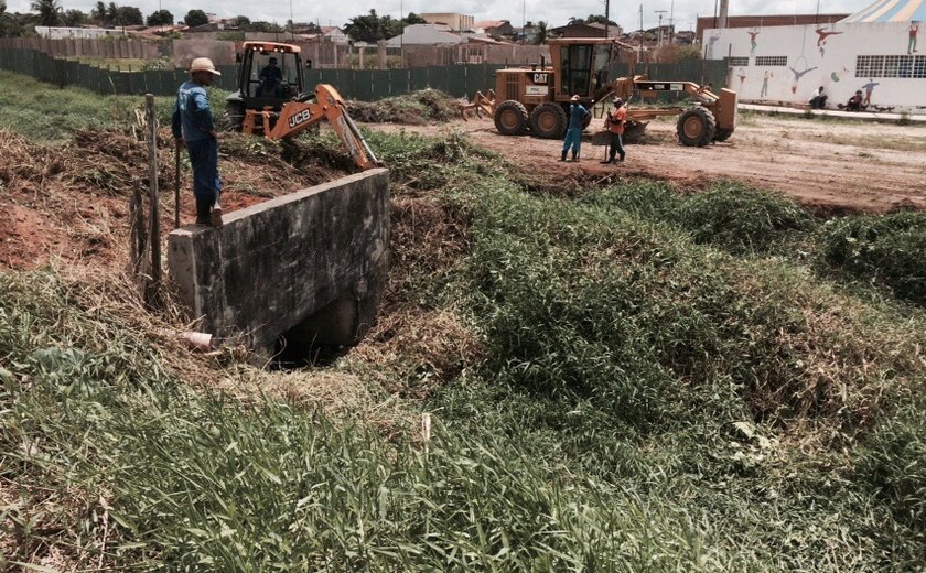 Prefeitura de Arapiraca continua obras de limpeza e drenagem de canais