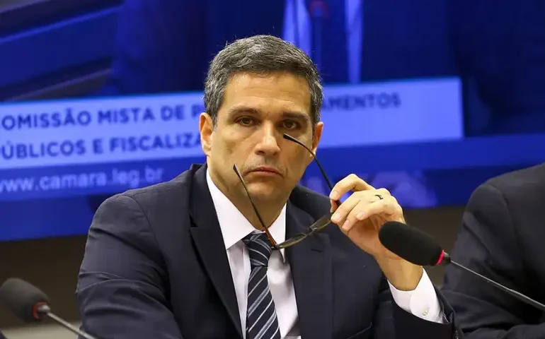 Campos Neto diz que inflação tem mostrado 'alguma melhora', mas com componentes de incerteza