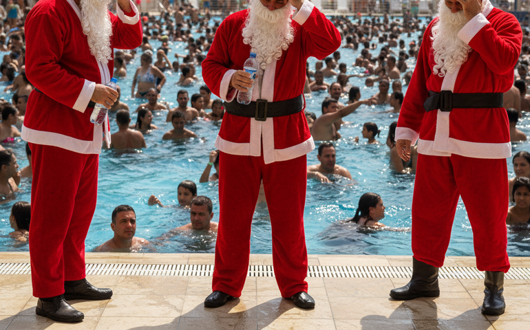 Papais Noéis sofrem com altas temperaturas e piscinas lotam no Natal carioca