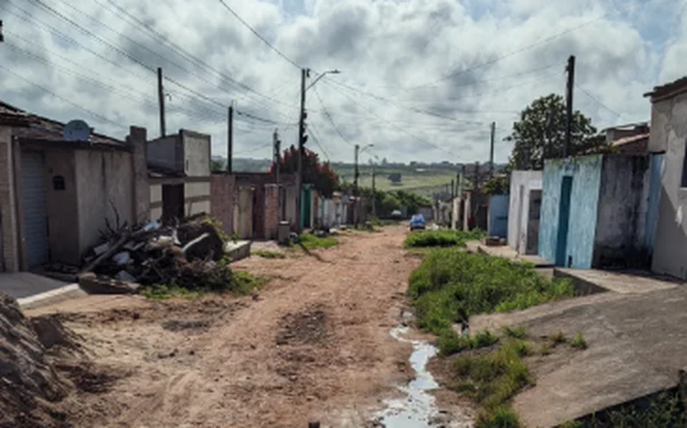 Moradores de Arapiraca cobram resposta após 14 dias sem posicionamento oficial acerca de rua em estado precário