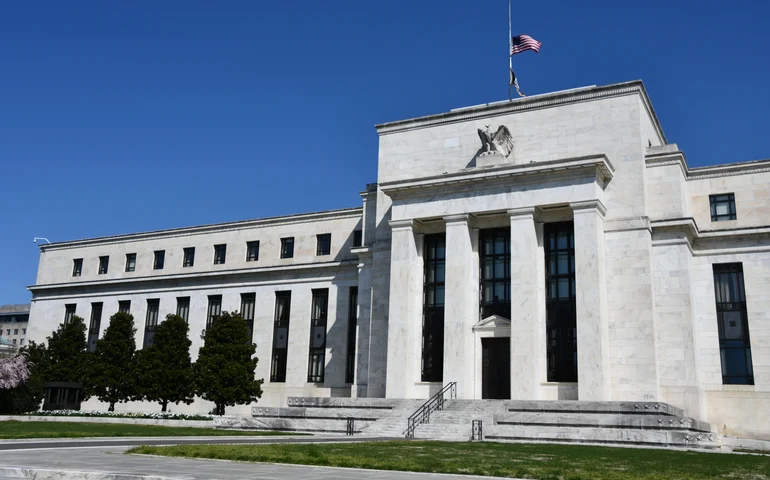 Fed destaca crescimento sólido, mercado de trabalho estável e inflação elevada nos EUA