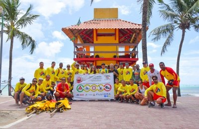 Parceria entre surfistas e guarda-vidas se estenderá até dezembro deste ano