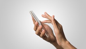 mulher-mao-segurando-telefone-tela-vazia-tela-copie-o-espaco-hand-holding-smartphone-isolado-no-fundo-branco / Foto: Foto: Freepik/ Ilustrativa