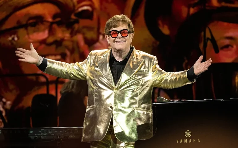 Elton John desabafa e diz que problema na visão o impede de ver filhos jogando esportes