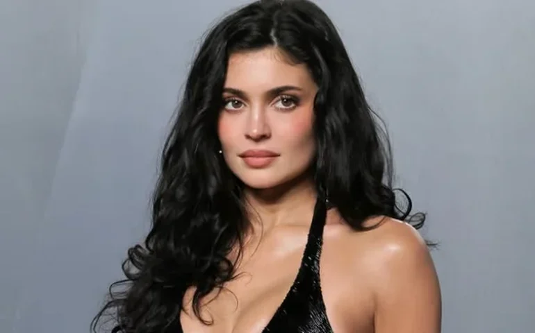 Kylie Jenner coloca mansão em Hidden Hills à venda por R$ 100 milhões