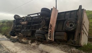 Assaltantes sequestram caminhão, mantém reféns e sofrem acidente em Sergipe