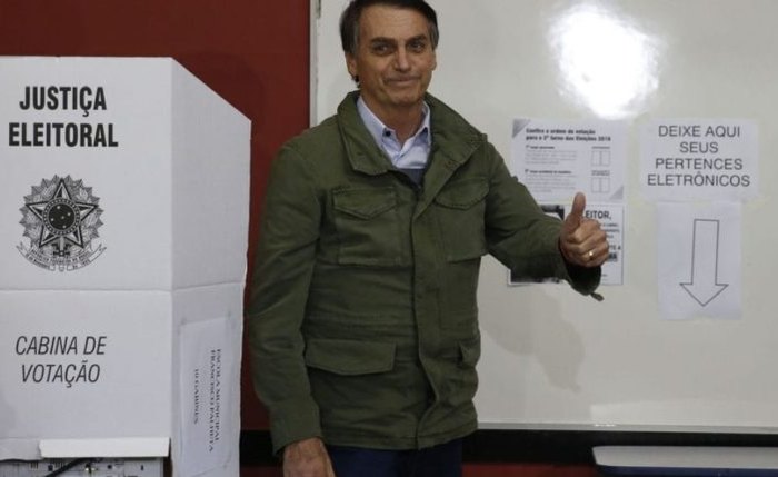 Bolsonaro ao lado da urna eletrônica na votação do segundo turno da eleição presidencial de 2018