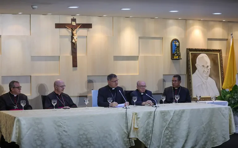 Quais cardeais brasileiros participam do conclave para escolher o próximo papa