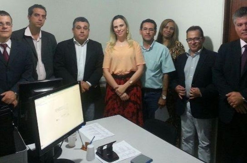 Prefeito James Ribeiro firma parceria para projeto educacional em Palmeira dos Índios