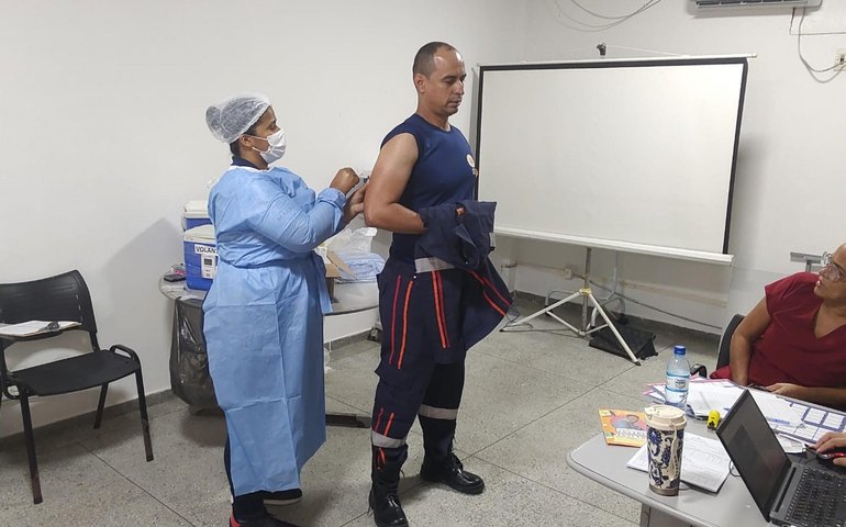 Samu de Maceió imuniza quase cem profissionais contra a gripe em um único dia