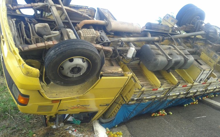 Caminhão de Verduras capota na BR-316, em Palmeira dos Índios