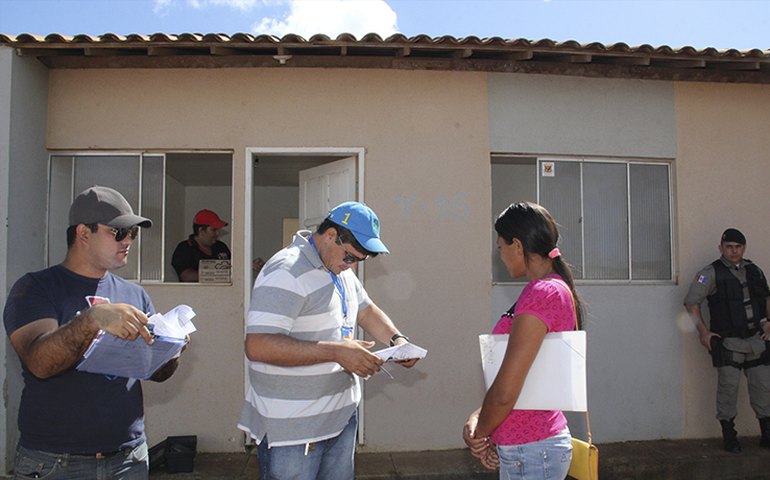 Justiça e Caixa reintegram moradores no Residencial do Agreste