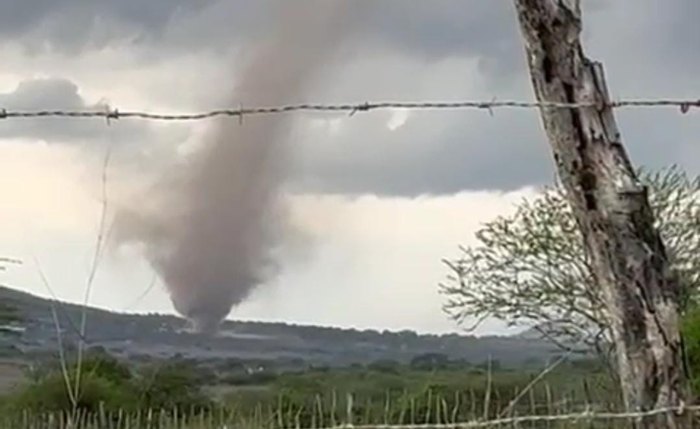 Redemoinho de poeira registrado na zona rural de Estrela de Alagoas