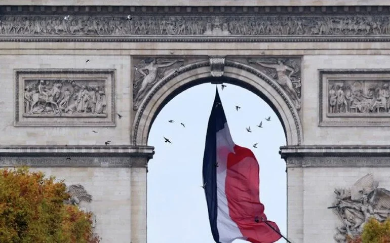 Ajuda financeira à Ucrânia pode agravar dívida pública da França, aponta Le Figaro