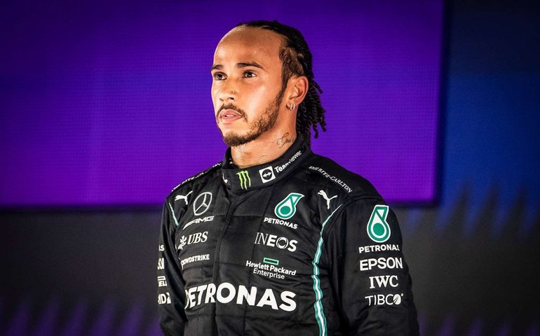 Hamilton revela traumas e racismo sofrido na infância: ‘Atiravam bananas em mim’