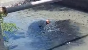 Homem é flagrado tomando banho dentro de canal de esgoto em Aracaju; VÍDEO