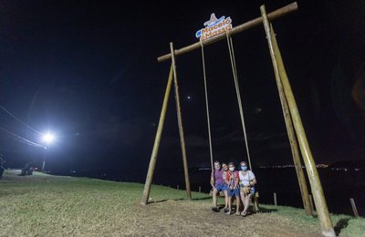 Balanço gigante ganha iluminação em LED e pode ser visitado à noite