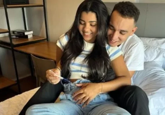 João Gomes comemora gravidez de Ary Mirelle em show