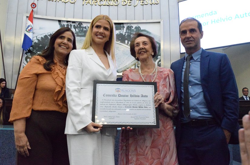 Parlamento concede Comenda Hélvio Auto à médica Rafaella Britto Toledo por avanços na oncologia em Alagoas