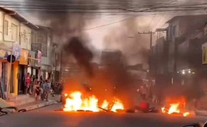 Moradores do Jacintinho protestam novamente contra a falta d’água Moradores do Jacintinho protestam novamente contra a falta d’água