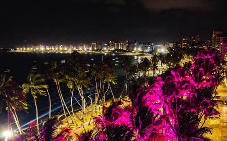 Cartões postais e viadutos de Maceió são iluminados em campanha contra o câncer de mama